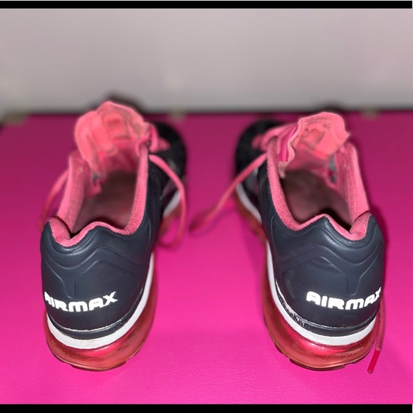 Women’s Nike Air Max - Picture 3 of 5